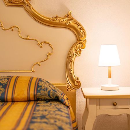 Ca' Leoncino - Venice Canal Front Apartment Veneza Exterior foto